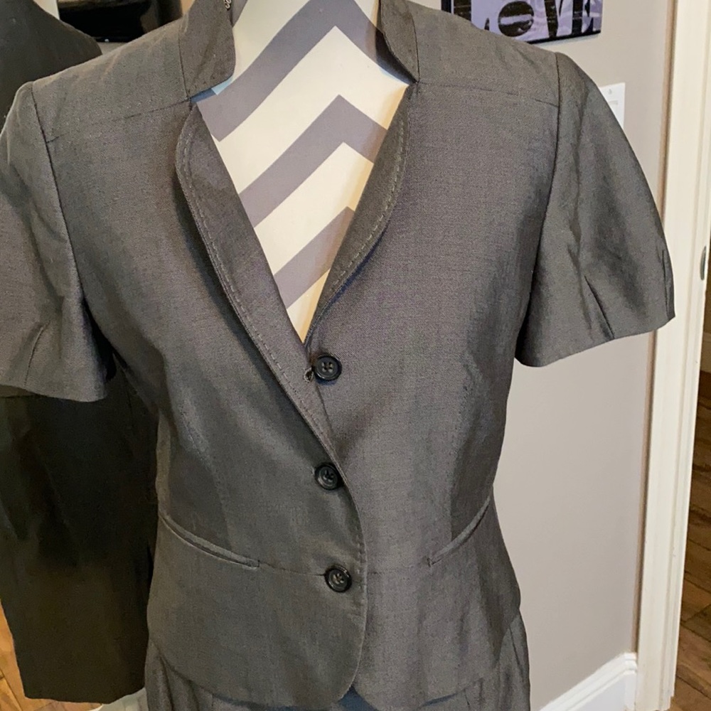 2 piece suit. Short sleeve blazer, pencil skirt. Banana Republic  size 8